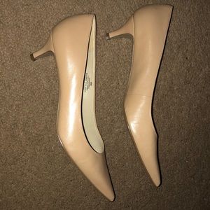Nine West nude kitten heels